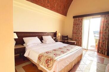 هتل Onatti Beach Resort   Marsa Alam