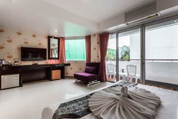 هتل Patong Beach Side