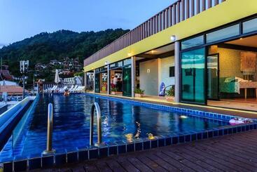هتل Patong Beach Side