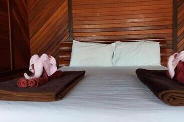 هتل Phi Phi Sand Sea View Resort