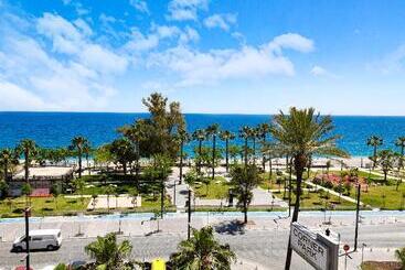 هتل The Corner Park