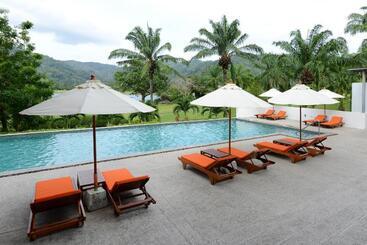 هتل Tinidee Golf Resort Phuket   Sha Extra Plus