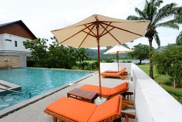 هتل Tinidee Golf Resort Phuket   Sha Extra Plus