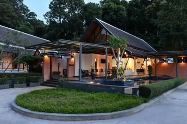 هتل Tinidee Golf Resort Phuket Sha Extra Plus
