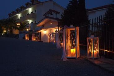 استراحتگاه Aristoteles Holiday Hotel And Spa