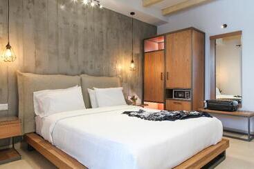 Royal Hotel And Suites - Polychrono