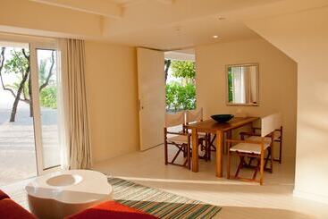 هتل Holiday Inn Resort Kandooma Maldives   Kids Stay & Eat Free And Dive Free For Certified Divers For A