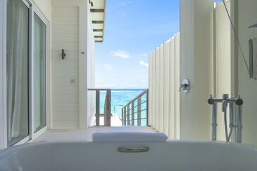 هتل Holiday Inn Resort Kandooma Maldives   Kids Stay & Eat Free And Dive Free For Certified Divers For A