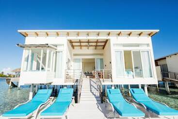 هتل Holiday Inn Resort Kandooma Maldives   Kids Stay & Eat Free And Dive Free For Certified Divers For A