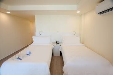 هتل Holiday Inn Resort Kandooma Maldives   Kids Stay & Eat Free And Dive Free For Certified Divers For A