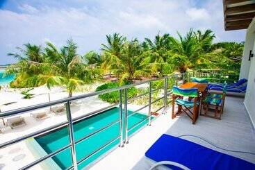 هتل Holiday Inn Resort Kandooma Maldives   Kids Stay & Eat Free And Dive Free For Certified Divers For A