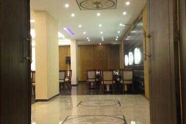 Midtown Hotel & Suites