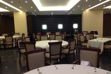 Midtown Hotel & Suites