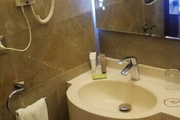 Midtown Hotel & Suites