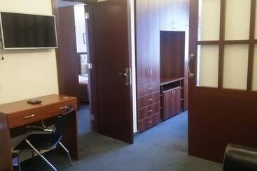 Midtown Hotel & Suites