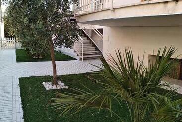 تختخواب و صبحانه Michela Home
