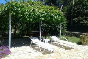 تختخواب و صبحانه Domaine De Lazuel
