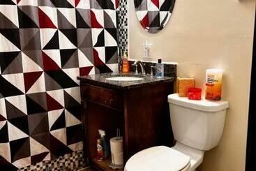 پانسیون Clean, Spacious, Inexpensive Queen Br