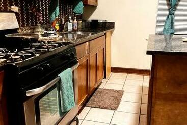 پانسیون Clean, Spacious, Inexpensive Queen Br