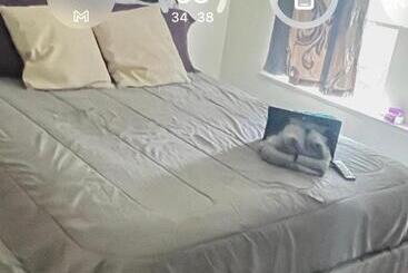 پانسیون Clean, Spacious, Inexpensive Queen Br