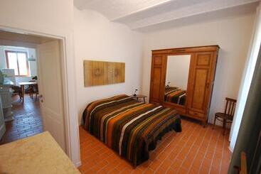 هتل Agriturismo Podere Il Leccio