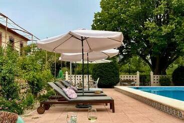 تختخواب و صبحانه Casa De Los Lirios