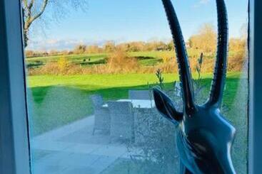 تختخواب و صبحانه The Willowford