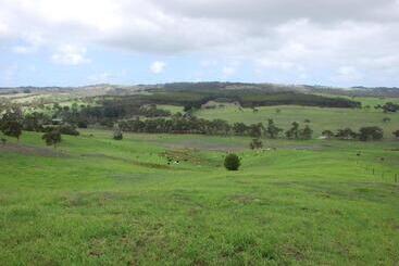 هتل Back Valley Farmstay Bed And Breakfast