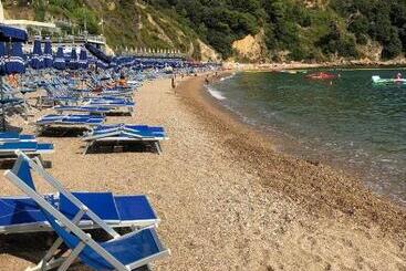 تختخواب و صبحانه La Castellana Una Finestra Sul Mare  Air Conditioned