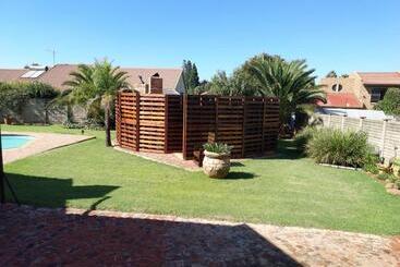 پانسیون Twins Guest House Astoni