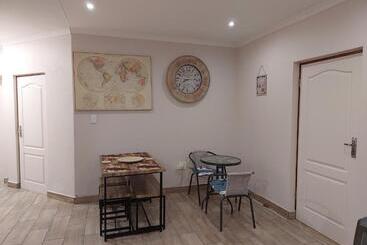 پانسیون Twins Guest House Astoni