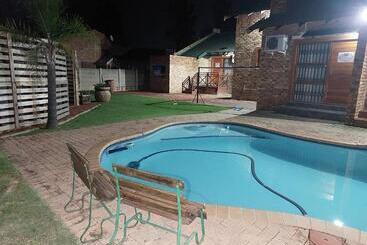 پانسیون Twins Guest House Astoni