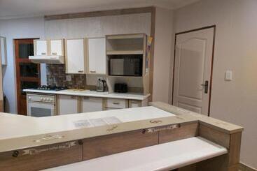پانسیون Twins Guest House Astoni
