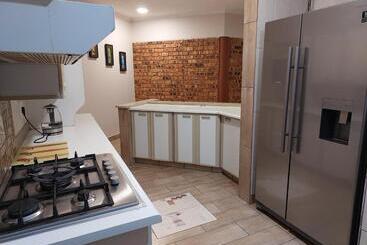پانسیون Twins Guest House Astoni