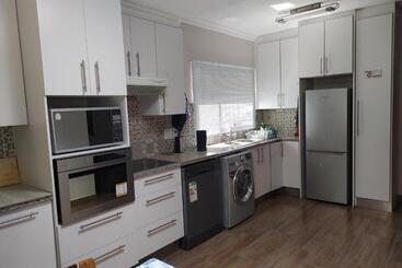 پانسیون Twins Guest House Astoni