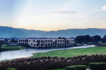 استراحتگاه The Midst@ Royal Hills Nakornayok
