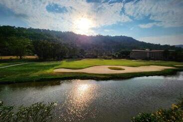 استراحتگاه The Midst@ Royal Hills Nakornayok