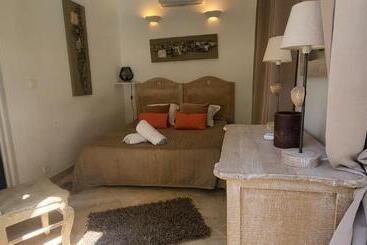 تختخواب و صبحانه Petra Bianca