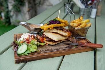تختخواب و صبحانه The Bailey Bar & Lounge