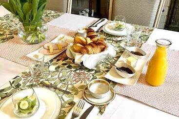 تختخواب و صبحانه Le Manoir Des Doyens