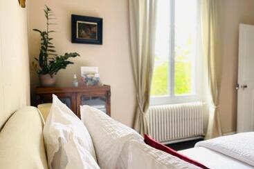 تختخواب و صبحانه Le Manoir Des Doyens