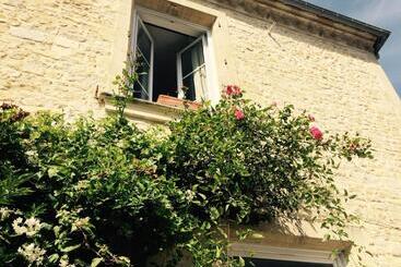 تختخواب و صبحانه Le Manoir Des Doyens