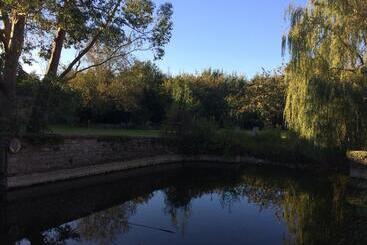 تختخواب و صبحانه Le Manoir Des Doyens