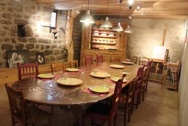 تختخواب و صبحانه Les Cremades