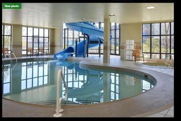 בית מלון כפרי Courtyard By Marriott Kingston Highway 401