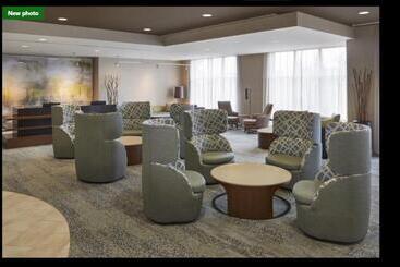 בית מלון כפרי Courtyard By Marriott Kingston Highway 401