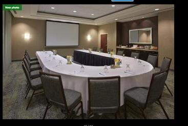 בית מלון כפרי Courtyard By Marriott Kingston Highway 401