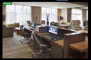 בית מלון כפרי Courtyard By Marriott Kingston Highway 401