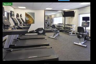 בית מלון כפרי Courtyard By Marriott Kingston Highway 401
