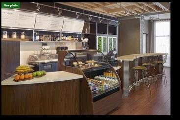 בית מלון כפרי Courtyard By Marriott Kingston Highway 401